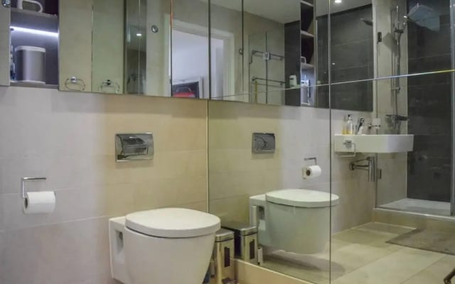 Modern 2 Bedroom Apartment with Balcony On The Canal