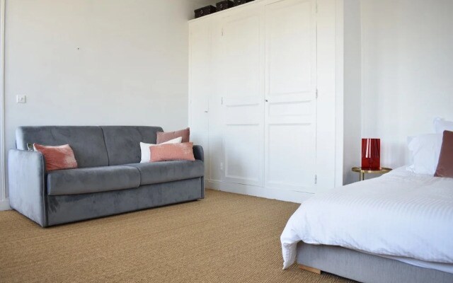 1 Bedroom Apartment Near Champs Elysee