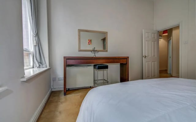 Bright, Spacious 2BR Central Manchester Flat for 4