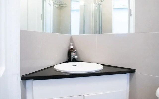 Cosy 2 Bed Ground Floor Flat In London