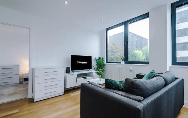 NEW Stylish Apartment Amazing Location Sleeps 4