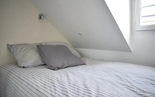 Cosy Renovated 1 Bedroom Apartment in 10th