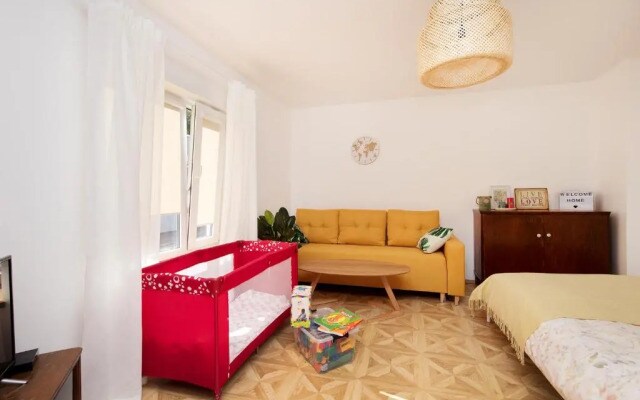 Cute apartment, next to old town, with free parking