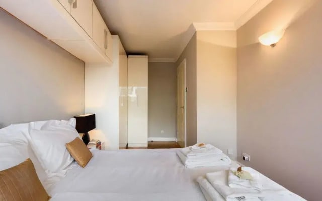Convenient Oxford Street 1BR Flat