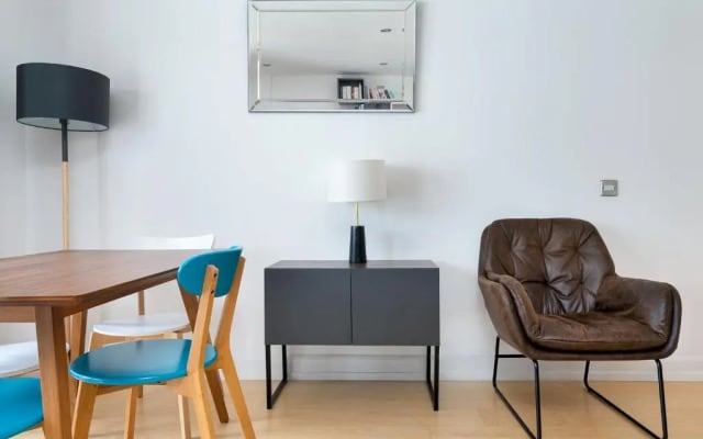 D8 - Canal View Apartment