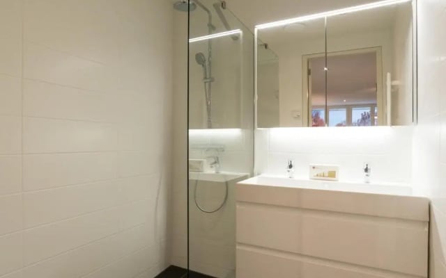 Clean and modern nassau canal apartment