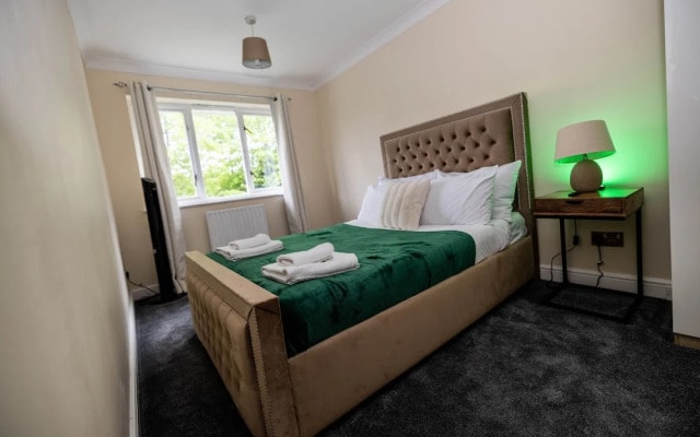 Sleeps8-kingbeds-sofabed-garden-aircon-freeparking