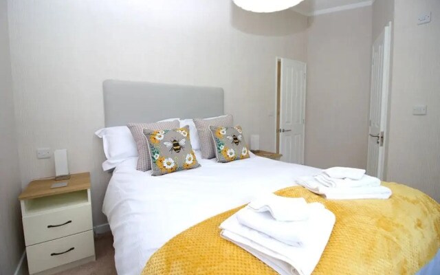 Hollicarrs - Bumblebee Lodge