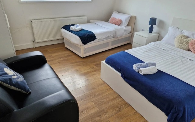 Apartment Sleeps 2 With Free Parking