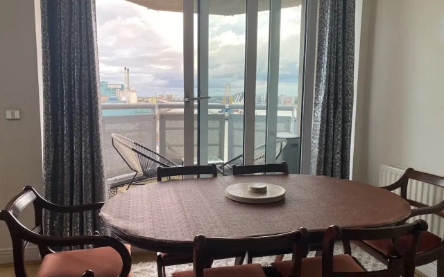 2 Bed Flat - Sleeps 4 - Parking - Wifi