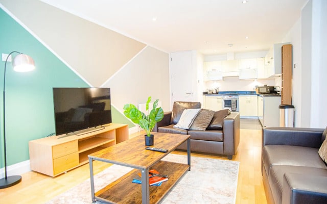 Spacious One Bed Apartment w Balcony in Farringdon