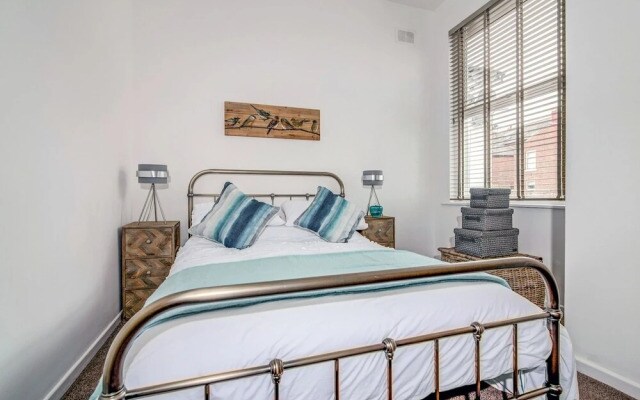 Fantastically Modern, Clean 1 Bedroom Flat for 4