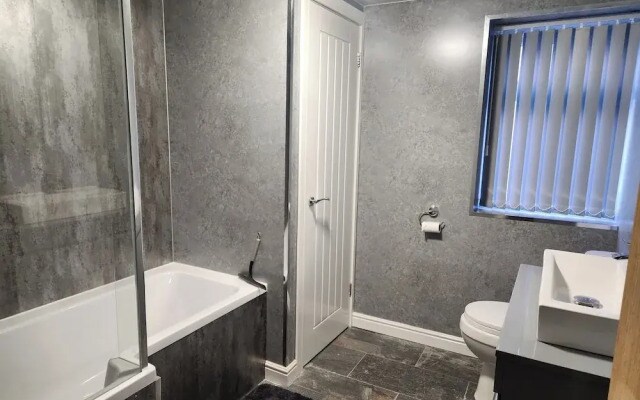 Derby City Centre Apartment With Roof Top Hot Tub