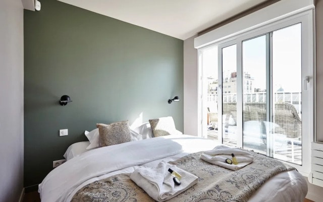 Stunning 2BR Home With Balcony in Batignolles