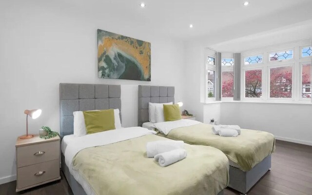 Spacious 5BR 3BA Serviced Hse in Croydon