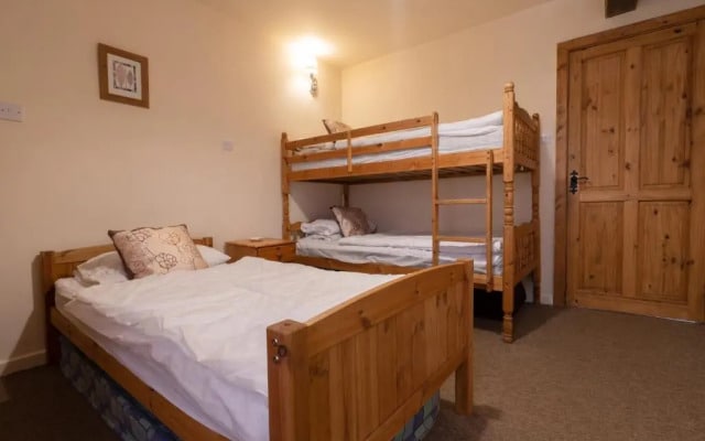 The Holmes Barn - Sleeps 16 - Pet Friendly