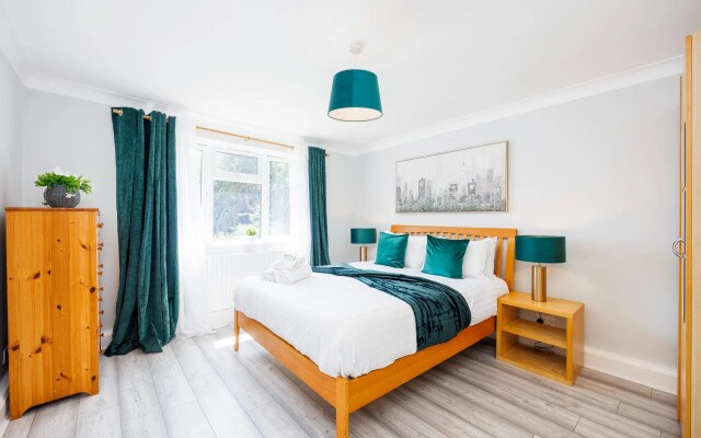 Convenient and Stylish 2-Bed Apartment in Croydon