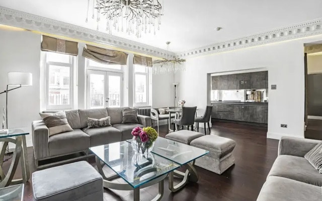 Royal Residence - Steps Away From Hyde Park