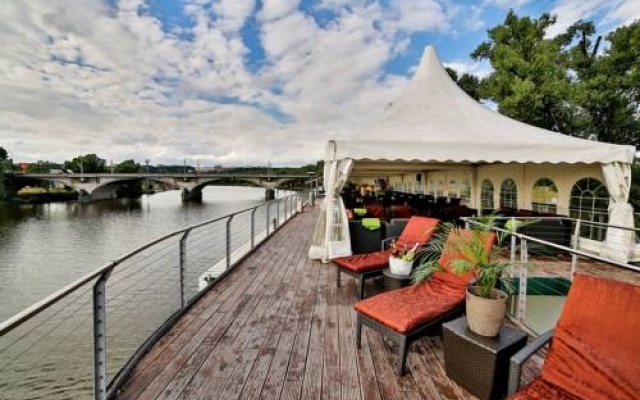 Greenyacht Hotel