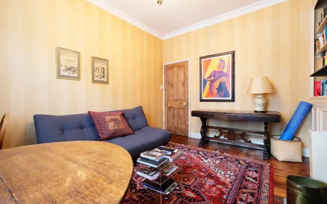 Lovely & Central Garden Flat in Victoria