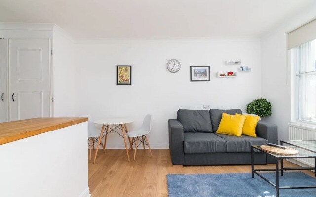 Bright Studio Flat, Amazing Location!