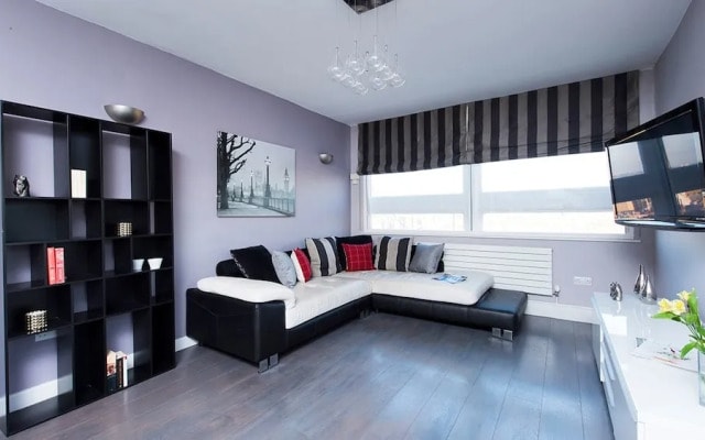 Bright Top Floor 2BR Central London – Great Views!