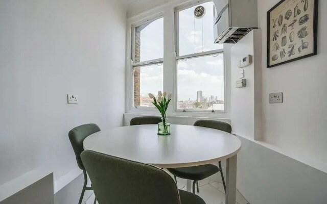 Buckingham Palace 4BR Family Stay Cathedral View