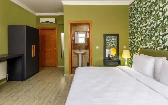 Senior Pera Suites