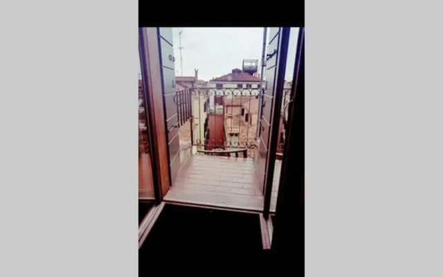 Large Top 3 Rooms Flat Central Rialto