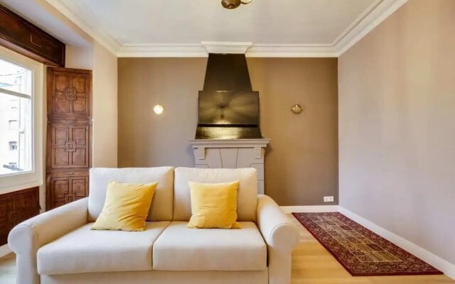 Cosy 3 Bed 2 Bath in Vibrant Eixample, Near Metro