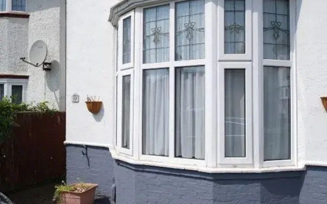 Lovely 1 Bedroom Apartment with Free Parking