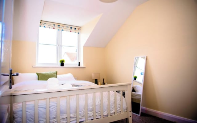 House - Sleeps 7 - Parking - 10min Drive to Centre