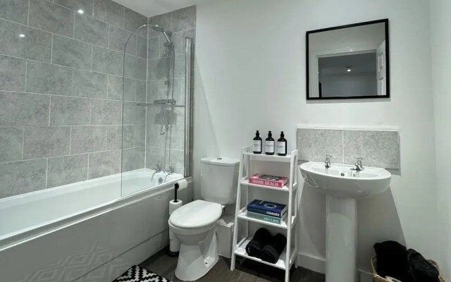 Modern 1-bed Apartment - Sleeps 4 & Central Links
