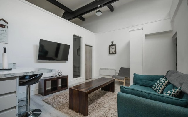 Hullidays-Theatre Hideout Apartment