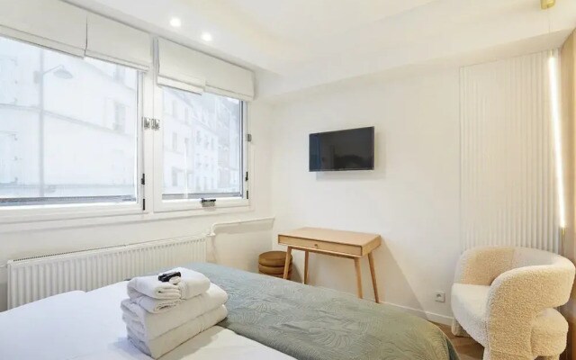 Apartment With AC Front Montparnasse Tower