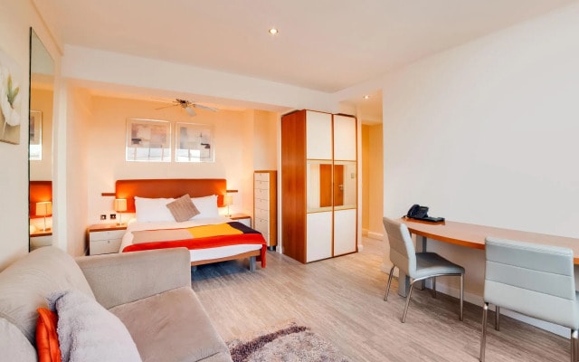 Simplistic Studio in London with Jacuzzi