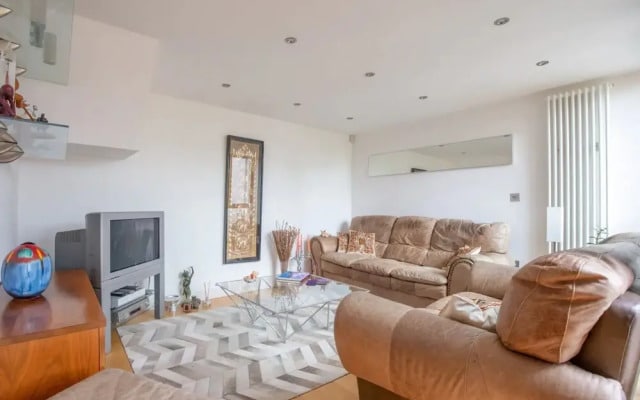 Spacious 2 Bedroom Apartment in Converted Warehouse in Brixton