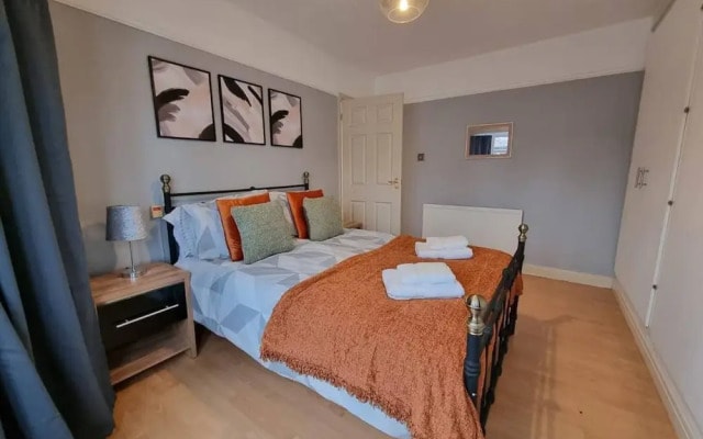3 Bed Spacious House With Parking