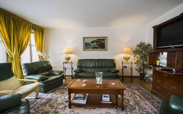 Europea Paris Center Beaudelaire