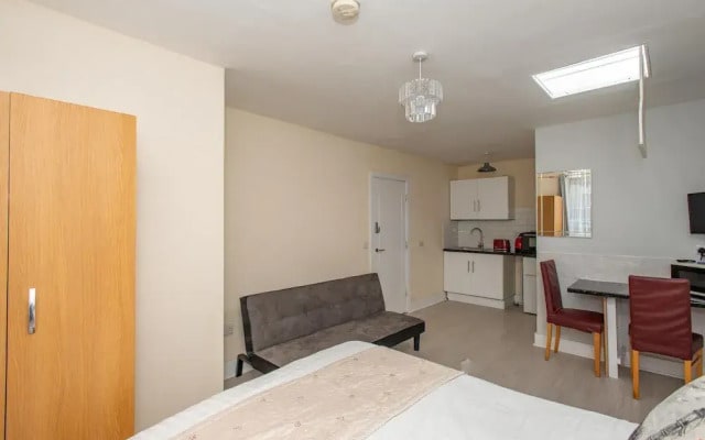 Newly Refurbished Studio, 20 Mins to London Bridge