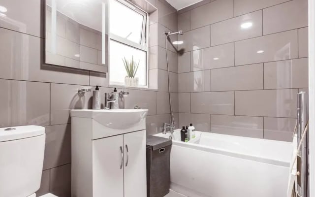 North Central London House/ Sleeps8/garden/wifi