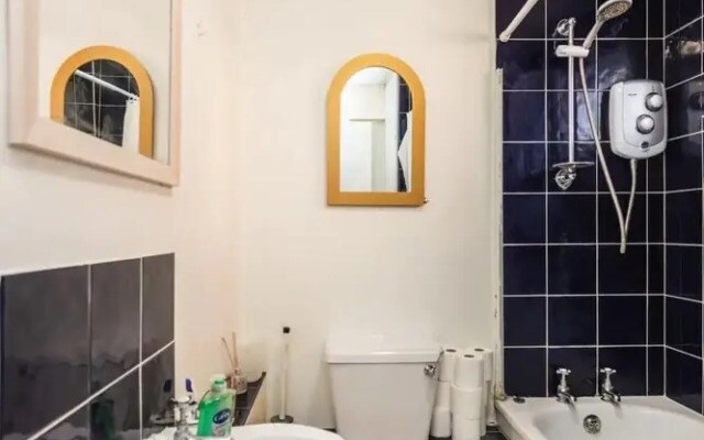 Homely 2 Bedroom House in Kennington With Garden