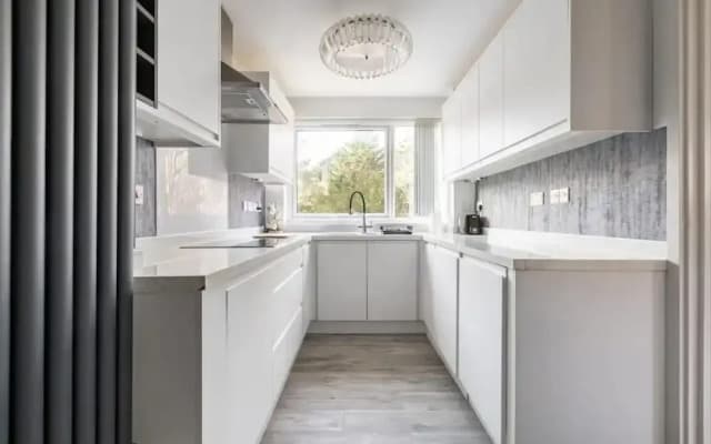 Spacious 1 bed Apartment With Parking & Balcony!