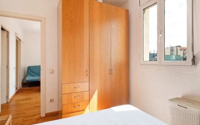 Lovely 2bed W/balcony in City Center, Near Metro