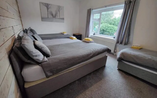 3 Bed House - Sleeps 7 - Garden - Parking - Wifi