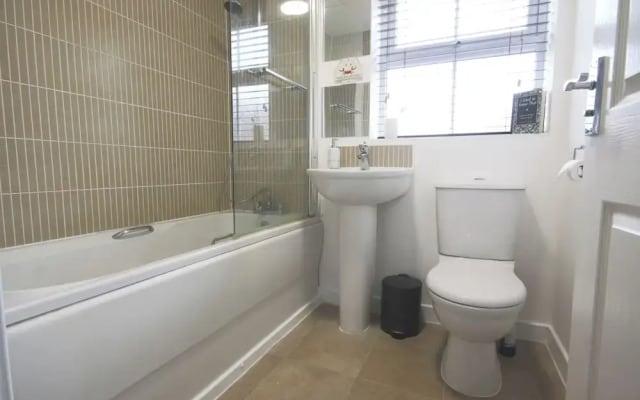 Modern 4 Bed Townhouse with Parking