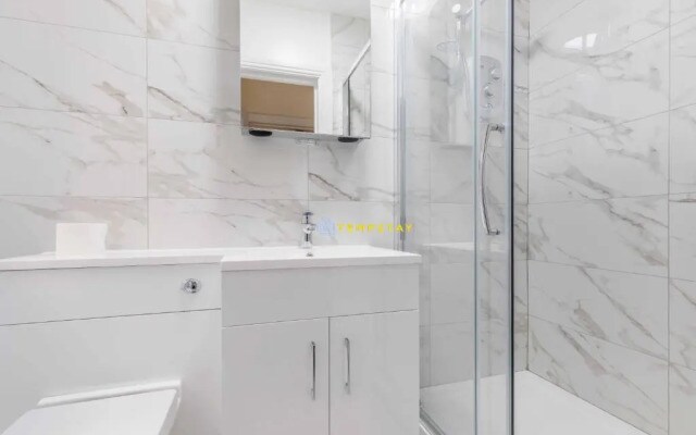 2 BED Modern apartment. Close to station & PARKING