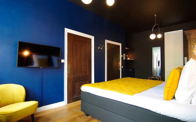 1637 Historic Canal View Suites