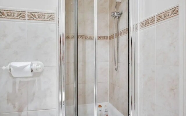 Modern 2bed, 2bath apt 1 Minute to Jubilee Line
