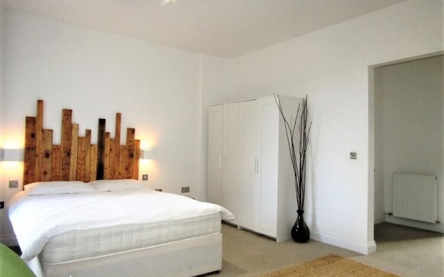 Large Private Double En-suite - 5